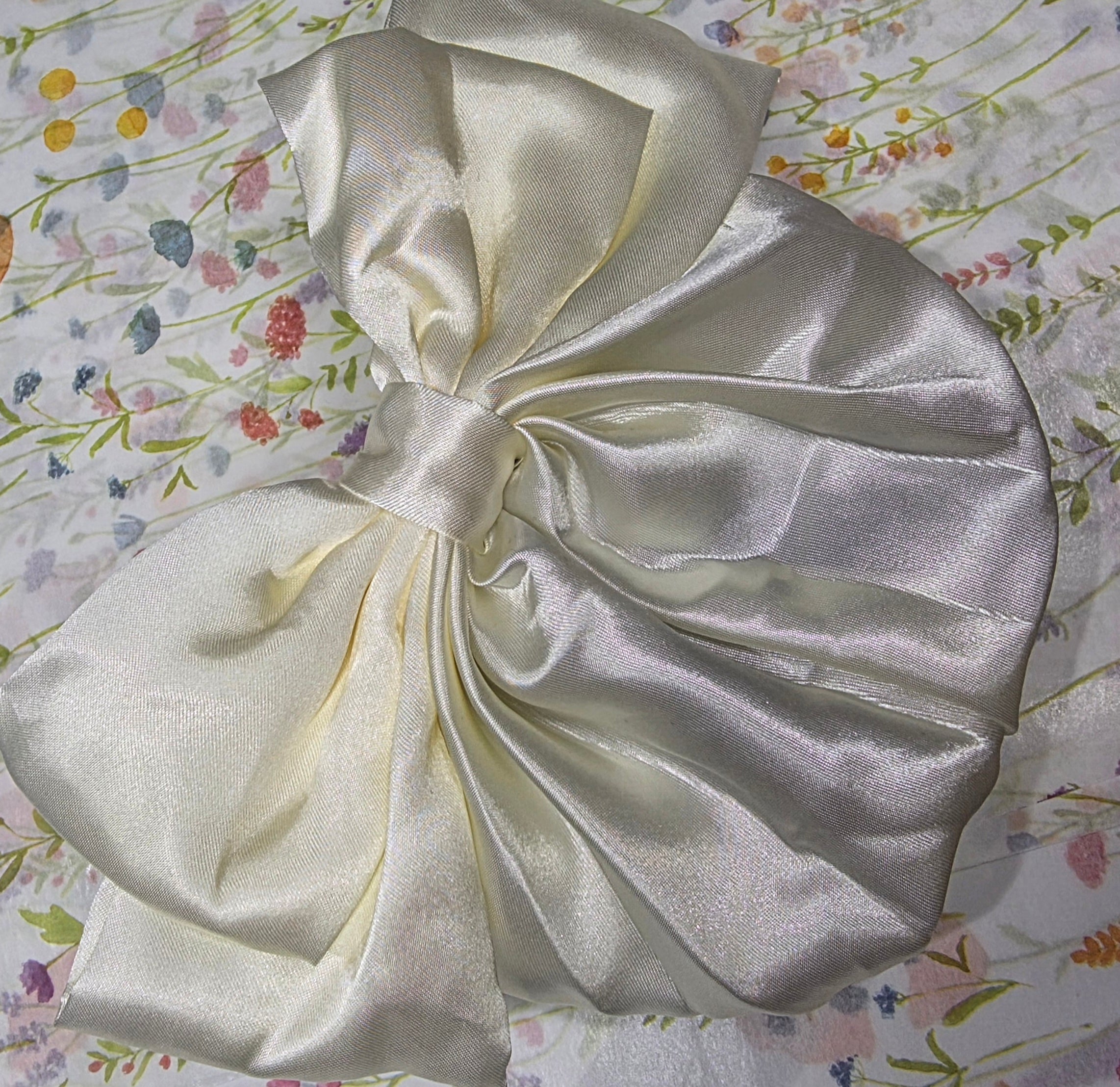 Ivory/Cream Bow hair clip